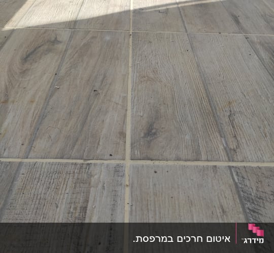 רצפת אריחים עם קווי איטום בהירים